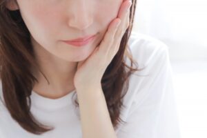 顎が痛い女性